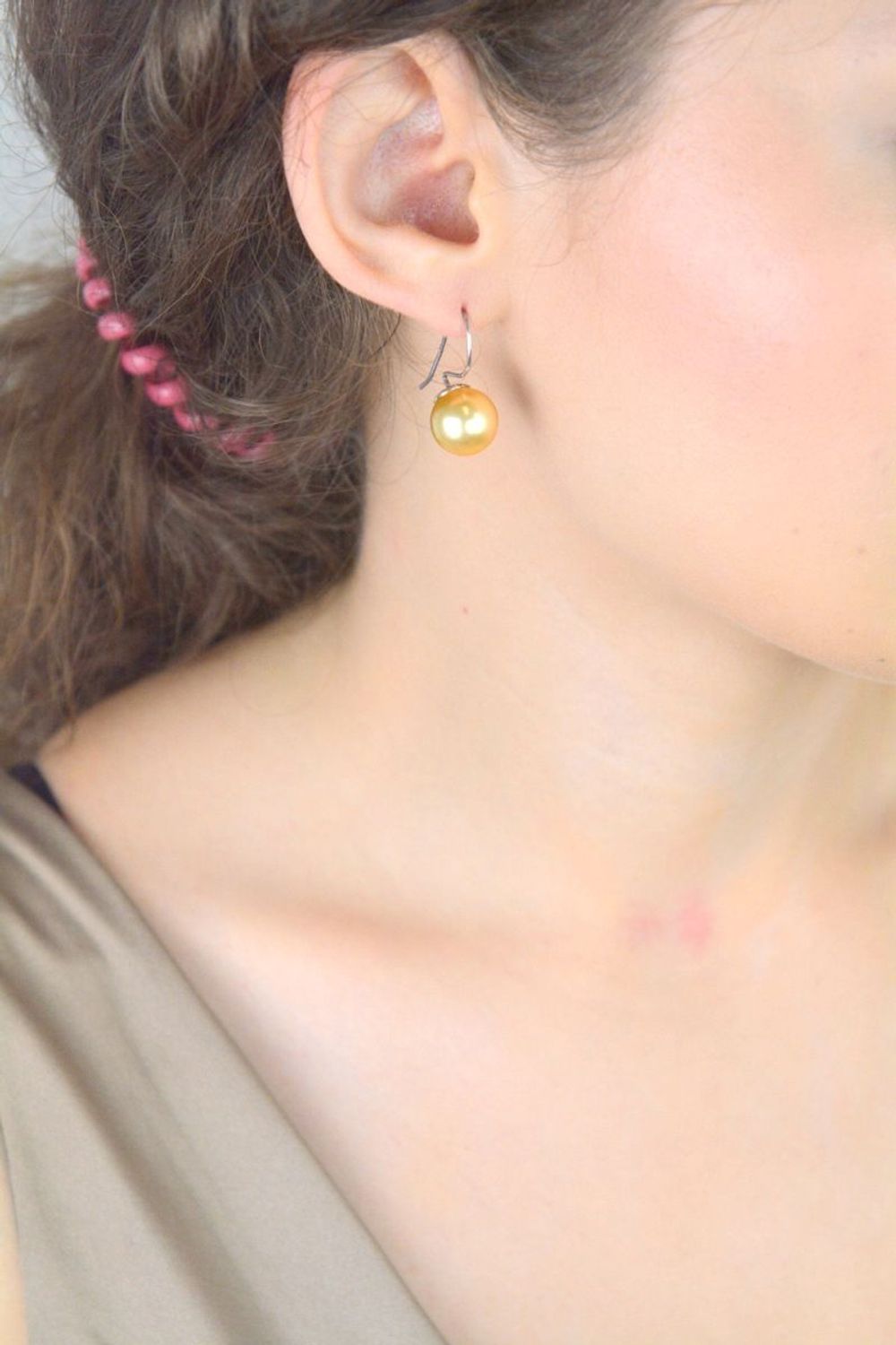 Kolczyki damskie srebrne 925 Swarovski KW 5818GO, zdobione złotą perłą. Długość 2,5 cm, szerokość 1,3 cm, zapięcie bigiel otwarty, waga 5,73 g. Eleganckie i trwałe.1.jpg